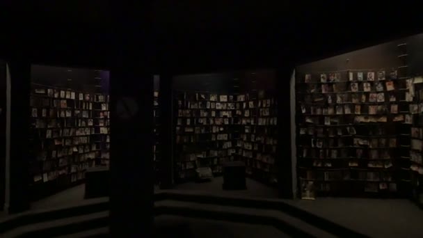 Fototentoonstelling Bij Kigali Genocide Memorial — Stockvideo