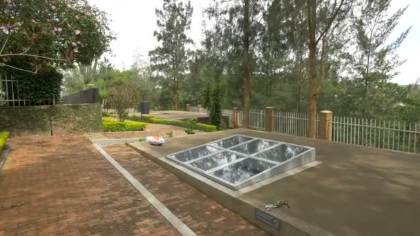 Tumba Común Kigali Genocide Memorial Centre — Vídeo de stock