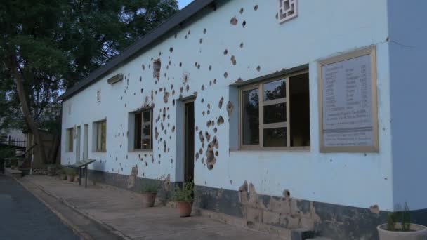 Κτίριο Τρύπες Από Σφαίρες Στο Στρατόπεδο Κιγκάλι — Αρχείο Βίντεο
