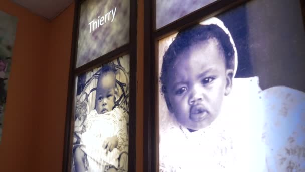 Foto Met Baby Het Kigali Memorial Centre — Stockvideo