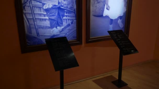 キガリ記念館の子供たちとの写真 — ストック動画