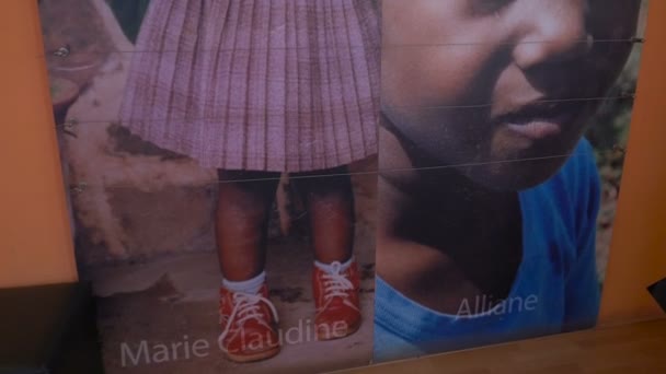 Kinderfoto Opgehangen Bij Kigali Memorial — Stockvideo