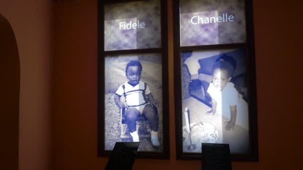 Kinderfoto Bij Kigali Memorial Centre — Stockvideo