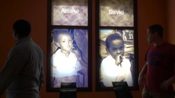 Kinderfoto Bij Kigali Memorial Centre — Stockvideo