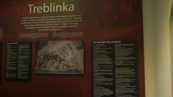 Treblinka Informatiebord Bij Kigali Memorial — Stockvideo