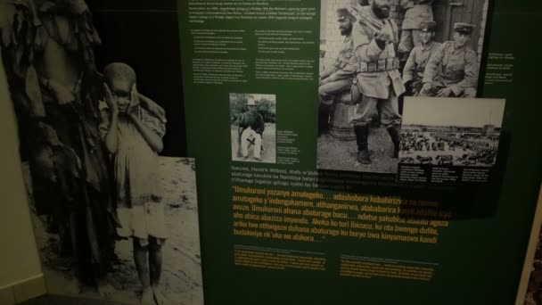 Herero Genocide Informatie Bij Kigali Memorial — Stockvideo