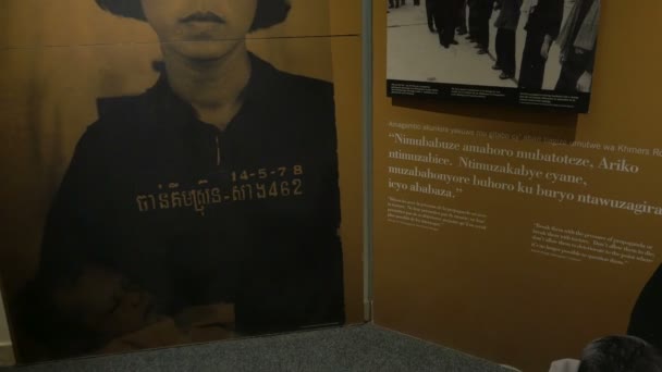 Cambodjaanse Genocide Slachtoffer Bij Kigali Memorial — Stockvideo