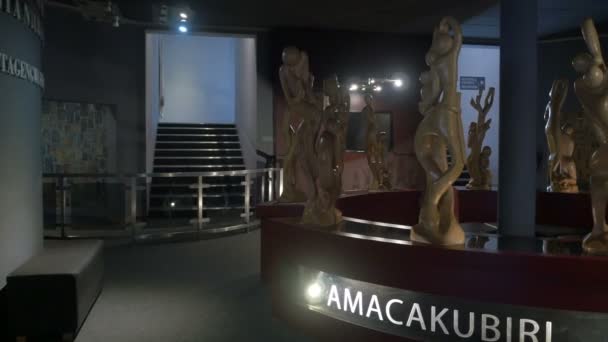 Houten Sculpturen Bij Het Kigali Memorial — Stockvideo