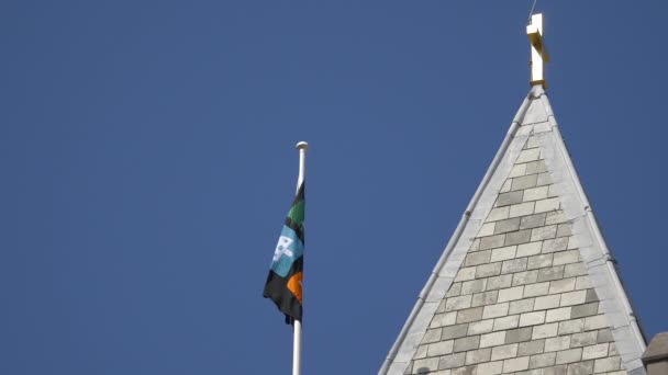 Eine Flagge Weht Der Nähe Eines Kirchturms — Stockvideo