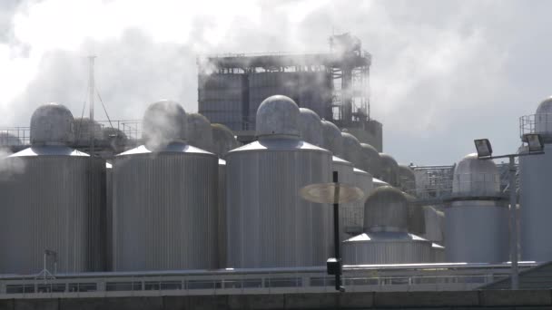 Envases Grandes Una Fábrica — Vídeo de stock