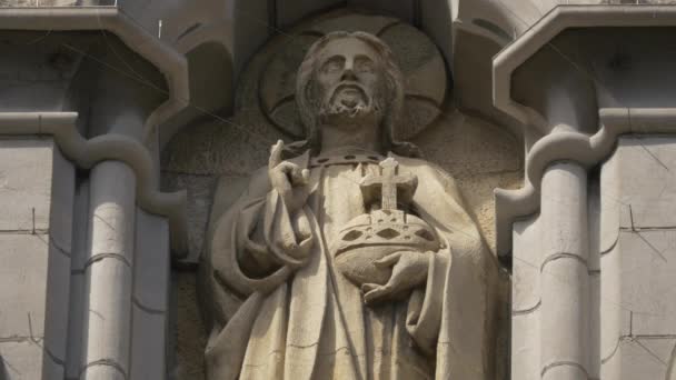 Eine Statue Auf Einer Kirchenfassade — Stockvideo