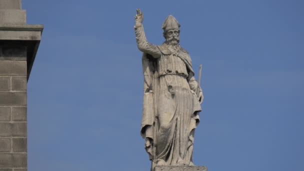 Una Estatua Piedra Edificio — Vídeo de stock