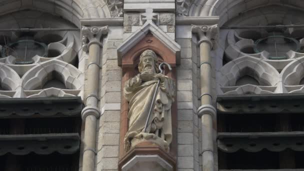 Posąg Świętego Fasadzie Kościoła — Wideo stockowe