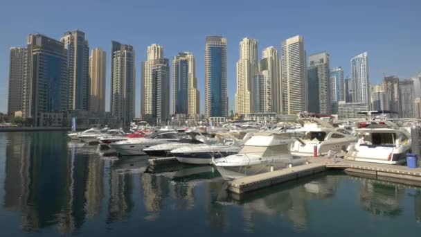 Dubai Marina Com Barcos Arranha Céus — Vídeo de Stock