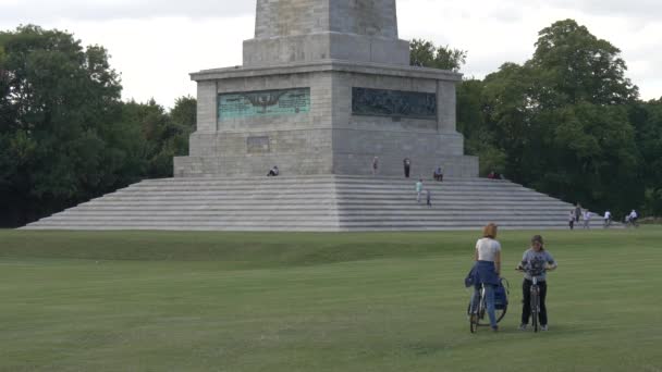 記念碑近くの自転車の女性 — ストック動画