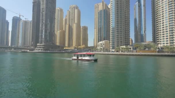Boot Schwimmt Dubai Marina — Stockvideo