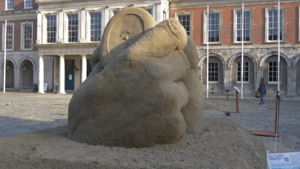 Статуя Песка Возле Здания — стоковое видео