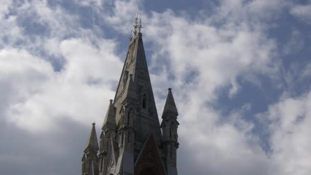 Wolken Über Einem Hausdach — Stockvideo