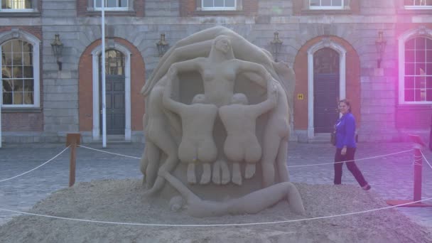 Een Zand Beeldhouwkunst Binnen Dublin Castle Court — Stockvideo