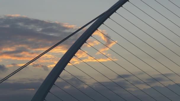 Ein Gekrümmter Mast Einer Brücke — Stockvideo