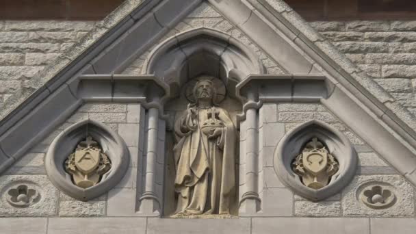 Scuptures Sur Une Façade Église — Video