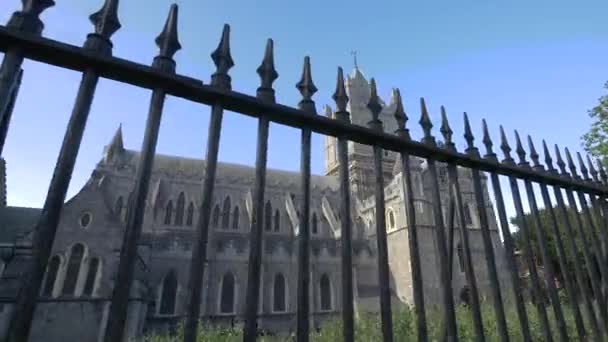 Eine Kathedrale Hinter Einem Zaun — Stockvideo