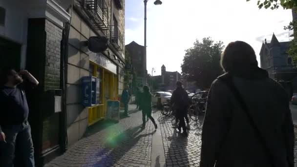 Pessoas Andando Bicicleta Amarradas Por Rack — Vídeo de Stock