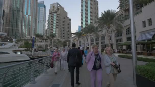 Turistas Caminando Paseo Marítimo Dubai Marina — Vídeos de Stock
