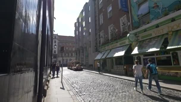 Stadtleben Auf Einer Straße Mit Kopfsteinpflaster — Stockvideo