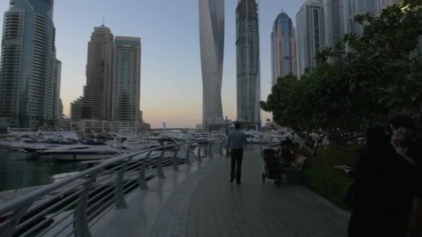 Lidé Relaxovat Procházky Dubai Marina Soumraku — Stock video