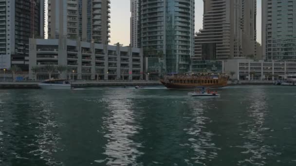 夕暮れ時にドバイ マリーナを航行するボート — ストック動画
