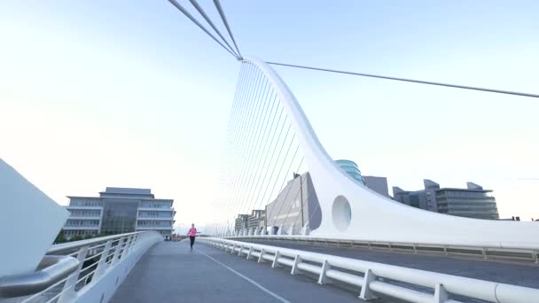 Sebuah Trotoar Jembatan Samuel Beckett Dublin — Stok Video