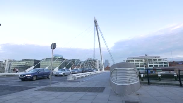 Autos Esperando Samuel Beckett Bridge Dublín — Vídeo de stock