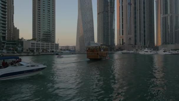 Lodě Plující Dubajském Přístavu Soumraku — Stock video