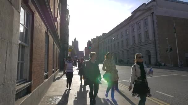 Menschen Gehen Auf Einem Sonnigen Bürgersteig — Stockvideo