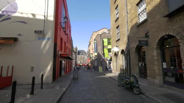 Una Calle Empedrada Con Edificios Coloridos — Vídeos de Stock