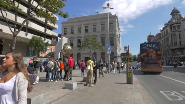 Люди Стоящие Возле Автобусной Станции — стоковое видео