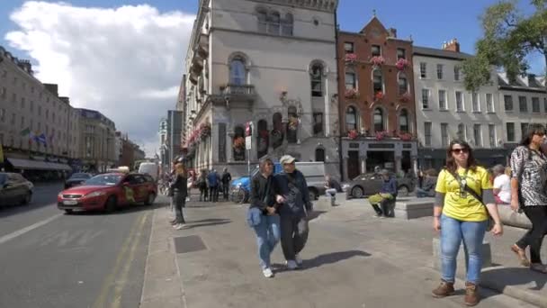 Araba Trafiği Olan Bir Caddede Bina — Stok video