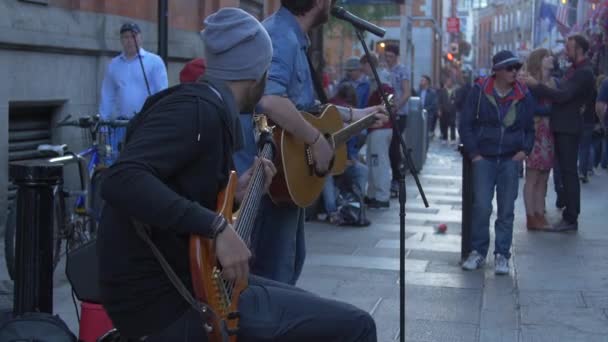 Miembros Banda Tocando Guitarra Una Calle — Vídeo de stock