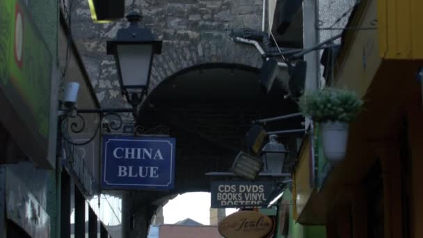 Caminhando Merchant Arch Dublin Irlanda — Vídeo de Stock