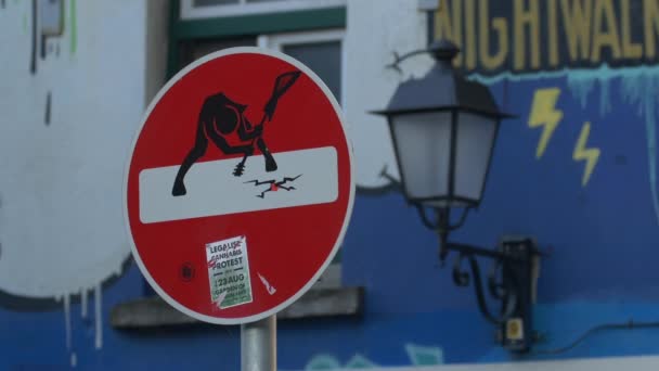 Ein Lustiges Stoppschild Auf Einer Straße — Stockvideo