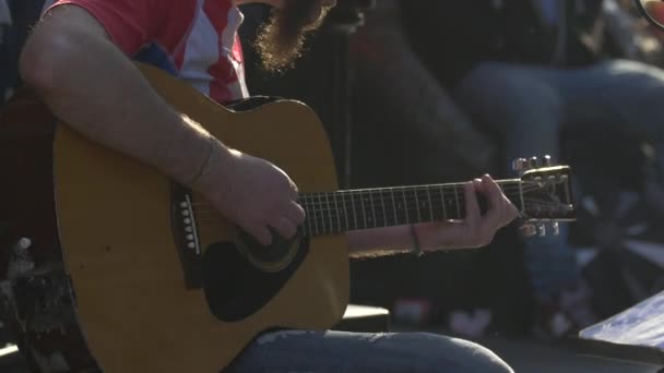 Hombre Tocando Una Guitarra — Vídeo de stock