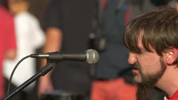 Primer Plano Hombre Cantando Micrófono — Vídeos de Stock