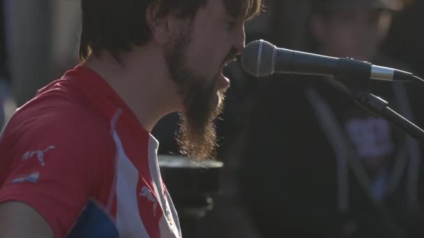 Hombre Con Barba Cantando Una Calle — Vídeo de stock