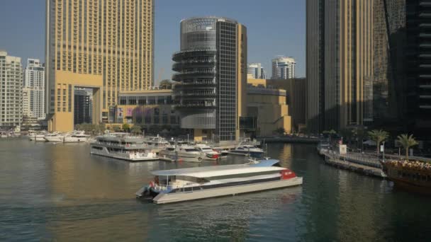 Barco Que Llega Costa Dubai Marina — Vídeo de stock