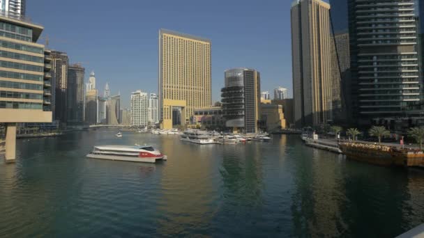 在迪拜码头航行的船 — 图库视频影像