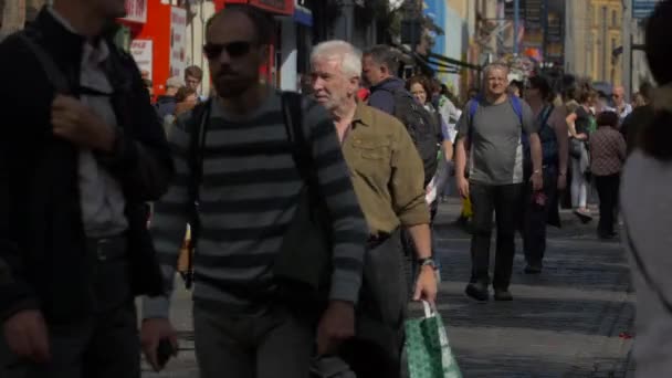 Lidé Chodící Chodníku — Stock video