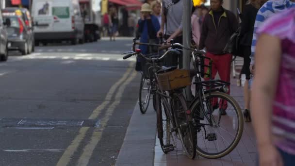 Bicicletas Atadas Por Poste Calle — Vídeo de stock