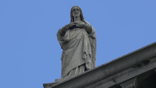 Statua Santa Sulla Cima Edificio — Video Stock