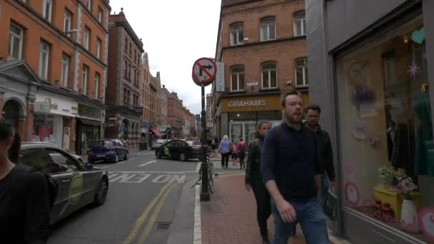 People Shops Street Corner — Stock Video